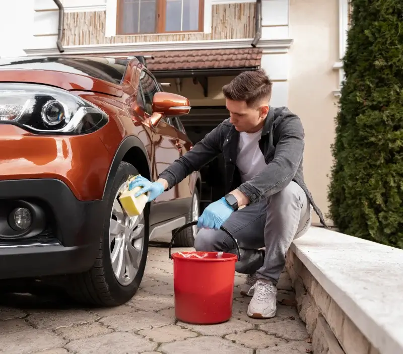 Lavage auto à domicile La Barben : professionnel intervenant sur un véhicule